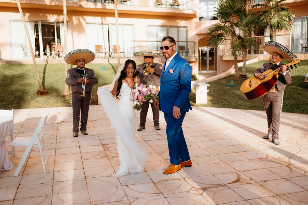 cancun destination wedding couple with mariachi band