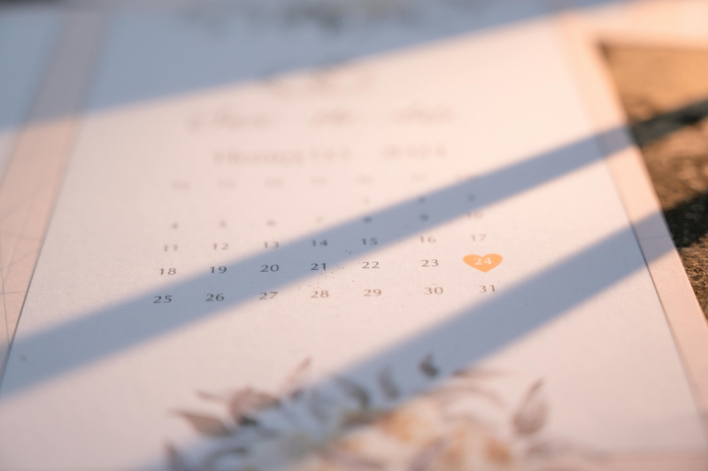 Save the date card with calendar and heart marking the 24th, perfect for planning your 2027 wedding.