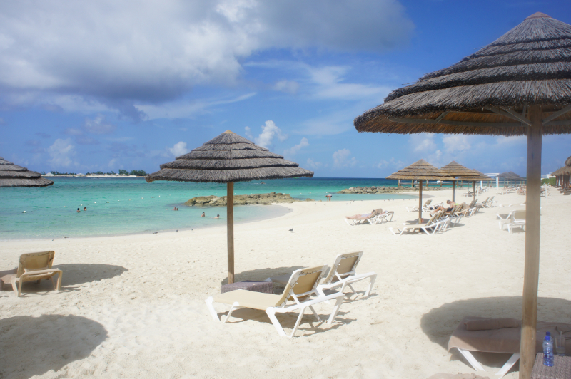 White sand beach and turquoise water at a resort offering Jamaica wedding packages.