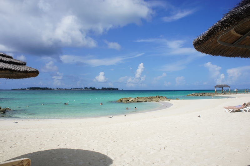 White sand beach and turquoise waters at a resort offering Jamaica wedding packages.